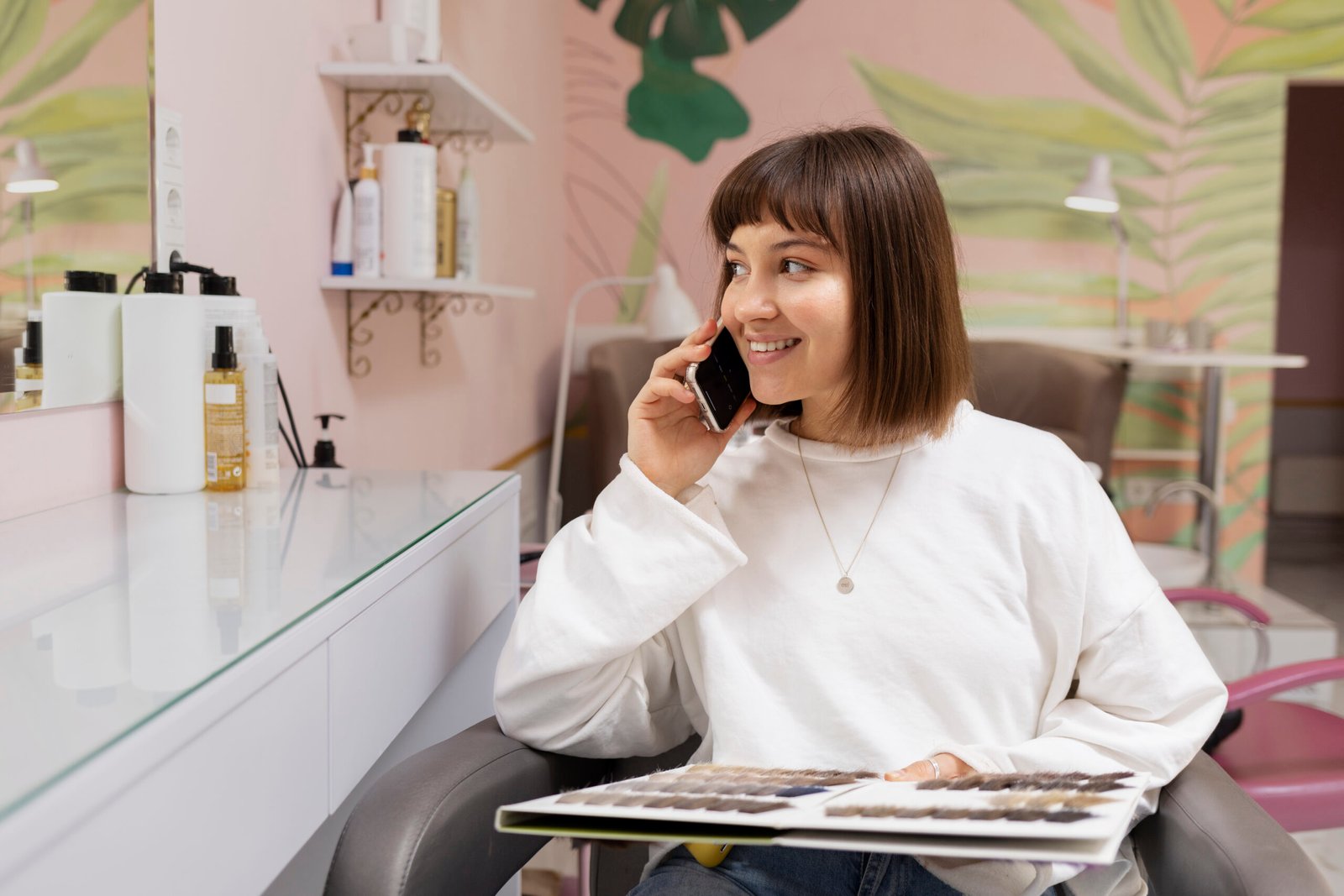 femme recevant un traitement au salon de coiffure
